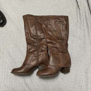 Fergalicious Women's Tootsie Knee High Brown Boots with Braided Back Detail